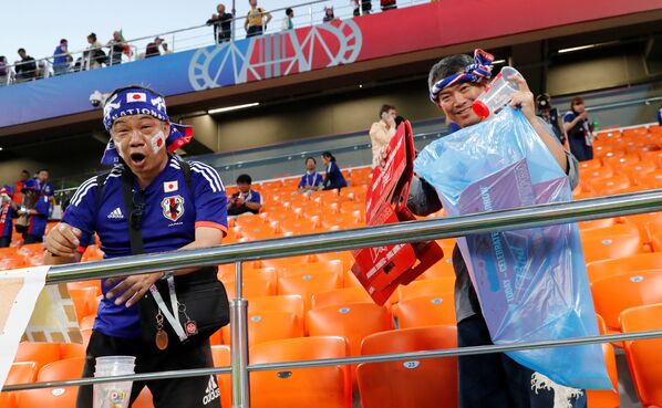 Јапански навијачи чисте трибине након утакмице између Јапана и Сенегала у Јекатеринбургу - Sputnik Србија