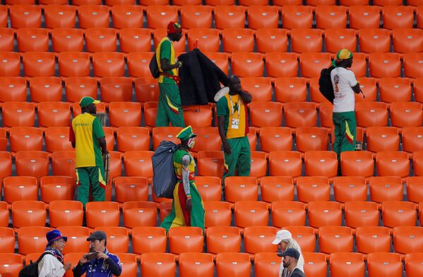 Навијачи Сенегала чисте трибине након утакмице између Јапана и Сенегала у Јекатеринбургу - Sputnik Србија