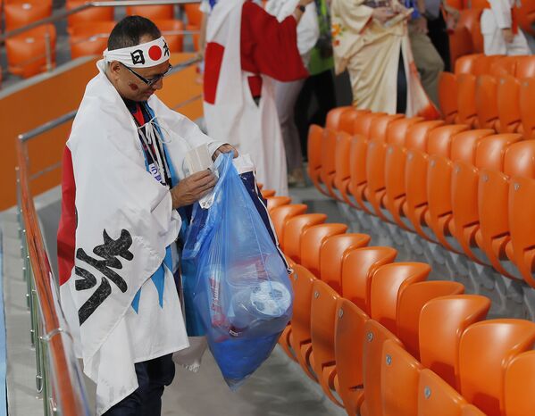 Јапански навијачи чисте трибине након утакмице између Јапана и Сенегала у Јекатеринбургу - Sputnik Србија