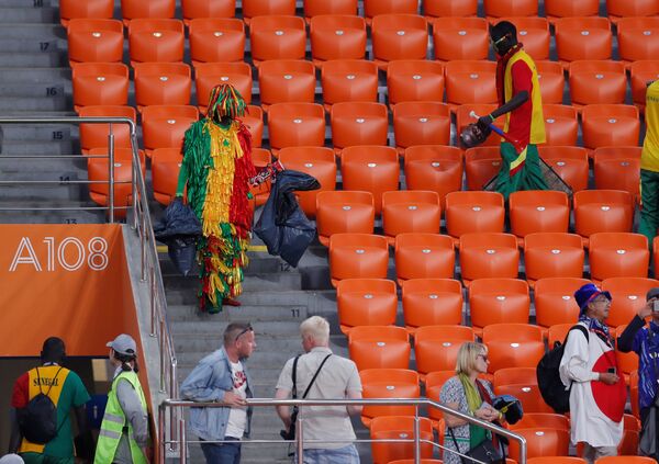 Навијачи Сенегала чисте трибине након утакмице између Јапана и Сенегала у Јекатеринбургу - Sputnik Србија