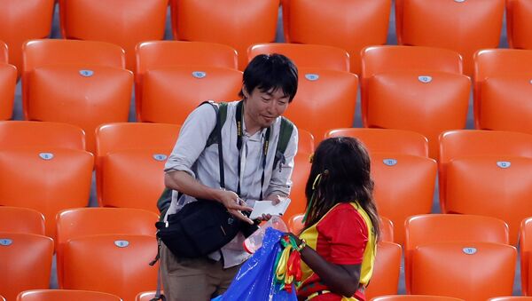 Navijači Japana i Senegala čiste tribine nakon utakmice drugog kola grupe H u Jekaterinburgu - Sputnik Srbija