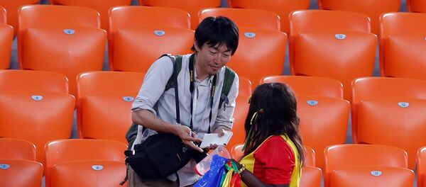 Навијачи Јапана и Сенегала чисте трибине након утакмице другог кола групе Х у Јекатеринбургу - Sputnik Србија