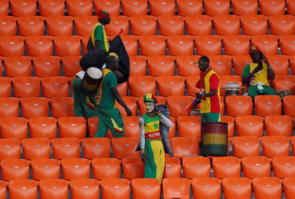 Navijači Senegala čiste tribine nakon utakmice između Japana i Senegala u Jekaterinburgu - Sputnik Srbija