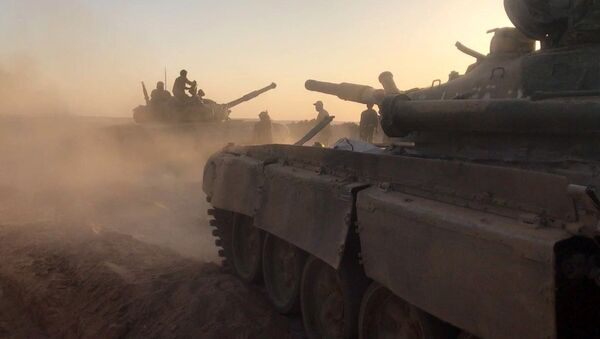 Тенкови сиријске војске на борбеним положајима - Sputnik Србија