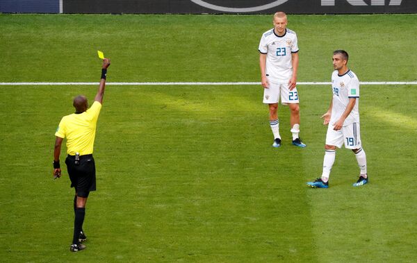 Смолников добија први жути картон Смолников добија први жути картон - Sputnik Србија