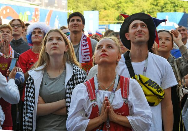 Навијачи Русије у неверици посматрају резулат Навијачи Русије у неверици посматрају резулат - Sputnik Србија