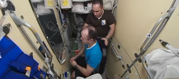 Ruski kosmonauti se šišaju u svemiru Ruski kosmonauti se šišaju u svemiru - Sputnik Srbija