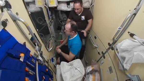 Ruski kosmonauti se šišaju u svemiru - Sputnik Srbija