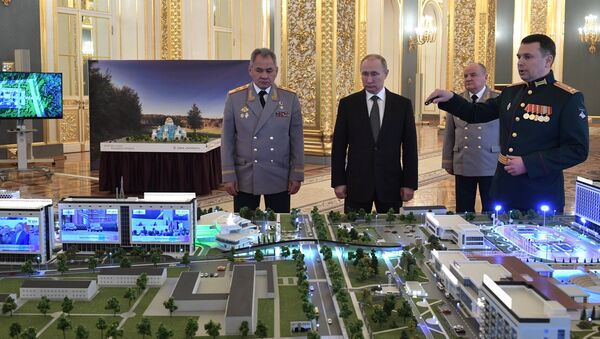 Ministar odbrane Rusije Sergej Šojgu i predsednik Rusije Vladimir Putin na prezentaciji vojno-inovacionog tehnopolisa Era - Sputnik Srbija