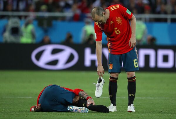 Инијеста додаје копачку Рамосу коју је изгубио у дуелу са Амрабатом Инијеста додаје копачку Рамосу коју је изгубио у дуелу са Амрабатом - Sputnik Србија