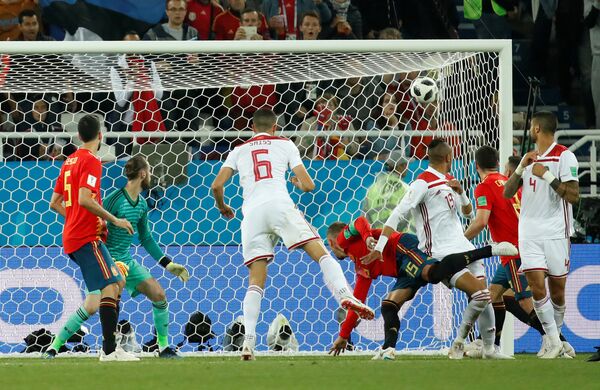 Де Хеа само погледом прати лопту коју улази у гол Де Хеа само погледом прати лопту коју улази у гол - Sputnik Србија