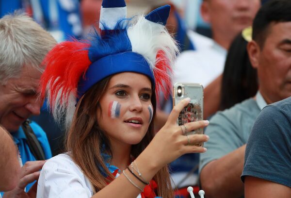 Навијачица Француске пред меч - Sputnik Србија