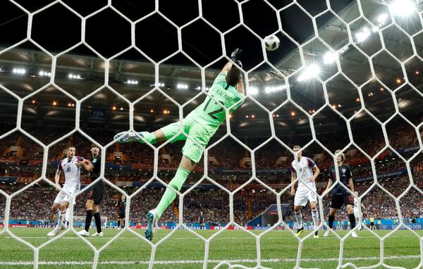 Калинић брани фанстачин покушај Гунарсона у 47. минуту Калинић брани фанстачин покушај Гунарсона у 47. минуту - Sputnik Србија