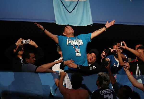 Maradona zahvaljuje Bogu posle poslednjeg sudijskog zvižduka na svetskom prvenstvu u Rusiji 2018. godine na meču Argentina – Nigerija. - Sputnik Srbija