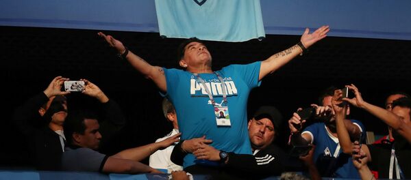 Марадона захваљује богу после последњег судијског звиждука Марадона захваљује богу после последњег судијског звиждука - Sputnik Србија