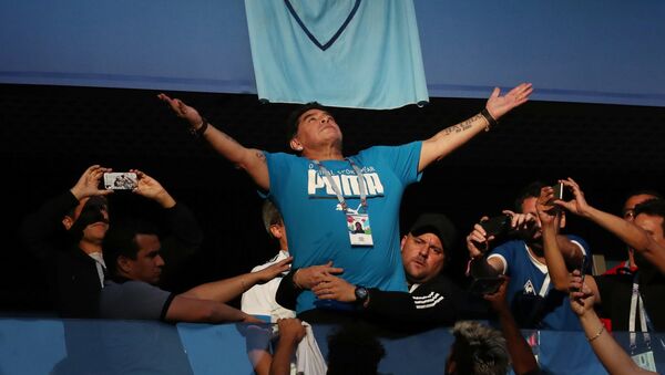 Maradona zahvaljuje bogu posle poslednjeg sudijskog zvižduka - Sputnik Srbija