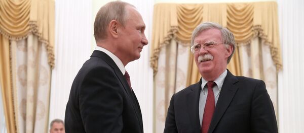 Председник Русије Владимир Путин и помоћник председник САД за питања националне безбедности Џон Болтон. - Sputnik Србија