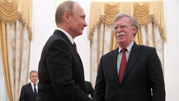 Predsednik Rusije Vladimir Putin i pomoćnik predsednik SAD za pitanja nacionalne bezbednosti Džon Bolton. - Sputnik Srbija