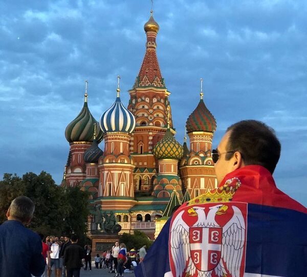 Навијчи Србије на Црвеном тргу са нестрпљењем чекају утакмицу са Бразилом Навијчи Србије на Црвеном тргу са нестрпљењем чекају утакмицу са Бразилом - Sputnik Србија