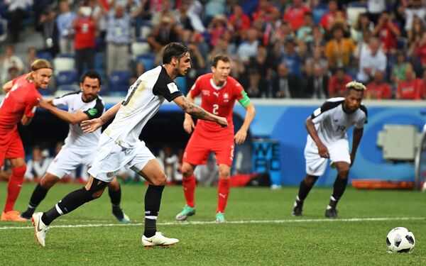Brajan Ruiz postiže gol iz penala za izjednačenje Kostarike na meču protiv Švajcarske Brajan Ruiz postiže gol iz penala za izjednačenje Kostarike na meču protiv Švajcarske - Sputnik Srbija
