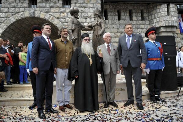U Andrićgradu otkriven spomenik braći Sokolović – Mehmed-paši i patrijarhu Makariju U Andrićgradu otkriven spomenik braći Sokolović – Mehmed-paši i patrijarhu Makariju - Sputnik Srbija