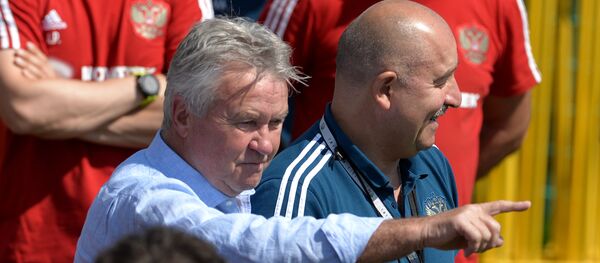 Бивши главни тренер фудбалске репрезентације Русије Гус Хидинк и актуелни тренер Станислав Черчесов на тренингу пре утакмце плеј-офа Светског првенства у Русији - Sputnik Србија