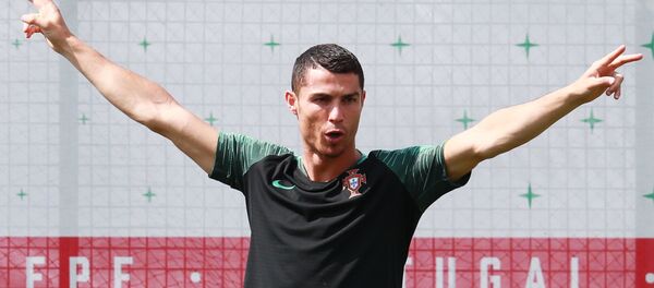 Репрезентативац Португалије Кристијано Роналдо на тренингу пред утакмицу осмине финала против Уругваја на Светском првенству у Русији Репрезентативац Португалије Кристијано Роналдо на тренингу пред утакмицу осмине финала против Уругваја на Светском првенству у Русији - Sputnik Србија
