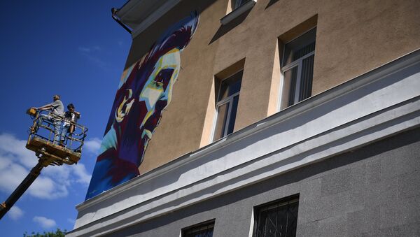 Графит са ликом Месија на згради у унутрашњем дворишту хотела Рамада у Казању - Sputnik Србија