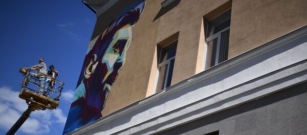 Графит са ликом Месија на згради у унутрашњем дворишту хотела Рамада у Казању - Sputnik Србија