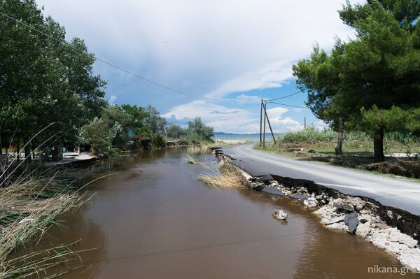 Бујице су биле толико снажне да су однеле и део пута. Бујице су биле толико снажне да су однеле и део пута. - Sputnik Србија