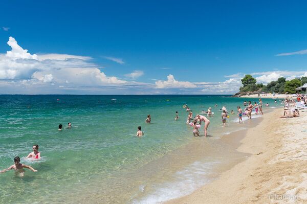 На плажи Лагомандра туристи уживају у топлом мору... На плажи Лагомандра туристи уживају у топлом мору... - Sputnik Србија