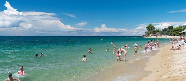 Na plaži Lagomandra turisti uživaju u toplom moru... Na plaži Lagomandra turisti uživaju u toplom moru... - Sputnik Srbija