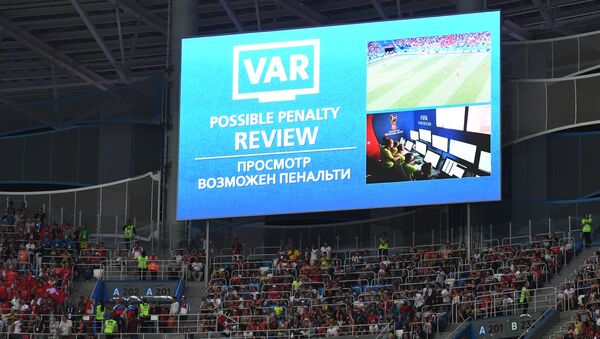 Elektronski displej sa prikazom rada pomoćnika sudija uz pomoć sistema VAR na utakmici grupne faze Svetskog prvenstva u fudbalu između reprezentacija Švajcarske i Kostarike - Sputnik Srbija