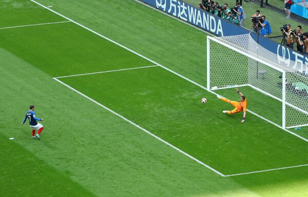 Тренутак када Гризман погађа из пенала - Sputnik Србија