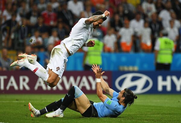 Жозе Фонте и Мартин Касерас у дуелу на мечу осмине финала између Португалије и Уругваја Жозе Фонте и Мартин Касерас у дуелу на мечу осмине финала између Португалије и Уругваја - Sputnik Србија