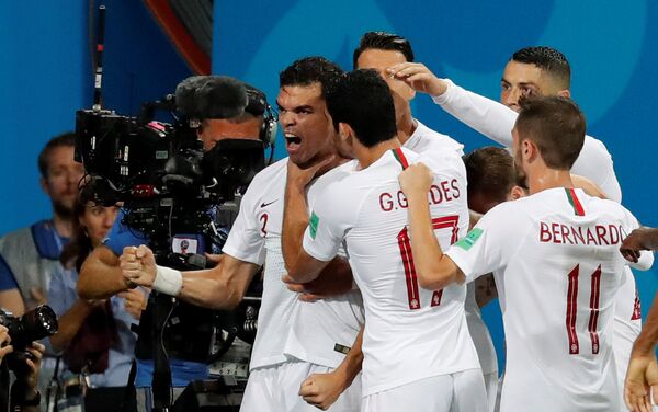 Португалци прослављају гол Пепеа, којим су изједначили резултат против Уругваја - Sputnik Србија