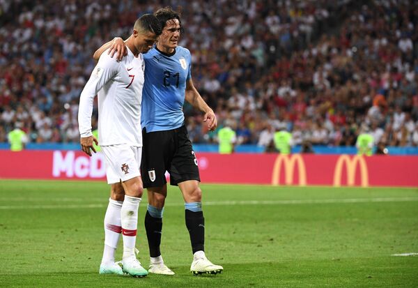 Роналдо помаже двоструком стрелцу за Уругвај Каванију да после повреде напусти терен Роналдо помаже двоструком стрелцу за Уругвај Каванију да после повреде напусти терен - Sputnik Србија