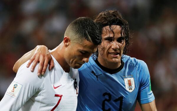 Два велика играча Кавани и Роналдо у загрљају после повреде уругвајског репрезентативца - Sputnik Србија