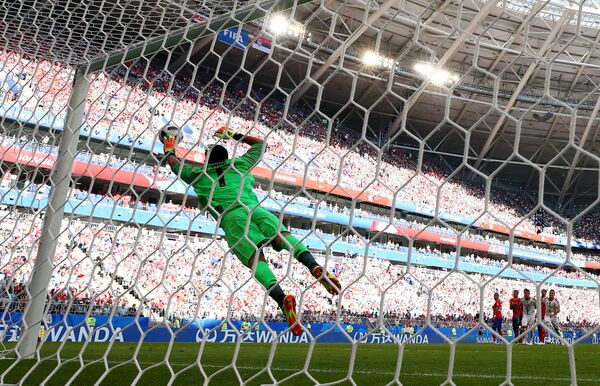 Српски фудбалер Александар Коларов постиже гол против репрезентације Костарике  - Sputnik Србија