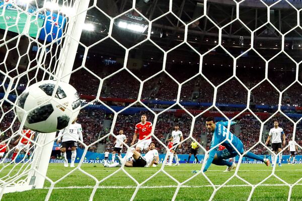 Руски фудбалер Артјом Џуба постиже гол на утакмици Русија-Египат - Sputnik Србија