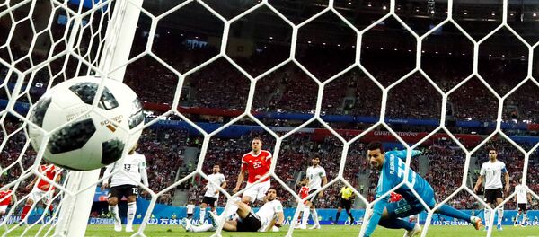 Руски фудбалер Артјом Џуба постиже гол на утакмици Русија-Египат - Sputnik Србија