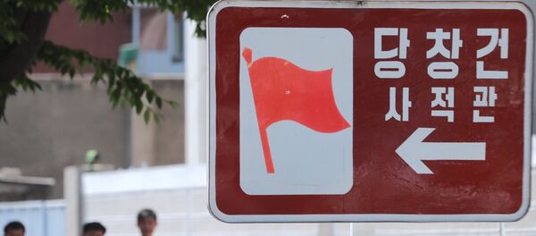 Saobraćajni znak u jednoj ulici u Pjongjangu - Sputnik Srbija