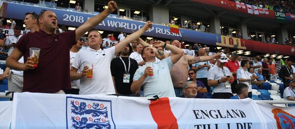 Навијачи Енглеске пре утакмице групне фазе на Светском првенству у фудбалу 2018. између Енглеске и Белгије Навијачи Енглеске пре утакмице групне фазе на Светском првенству у фудбалу 2018. између Енглеске и Белгије - Sputnik Србија