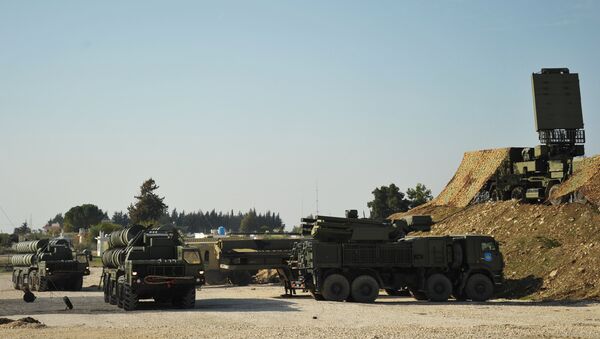 Lansirni raketni sistemi S-400 i protivraketni sistem „Pancir S1“ na ruskoj vojnoj bazi Hmejmim u Siriji - Sputnik Srbija