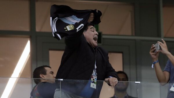 Bivši argentinski fudbaler Dijego Armando Maradona navija za reprezentaciju Argentine na utakmici grupne faze Svetskog prvenstva protiv Hrvatske - Sputnik Srbija