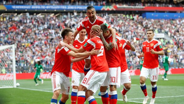 Фудбалери репрезентације Русије прослављају гол на Светском првенству у фудбалу - Sputnik Србија