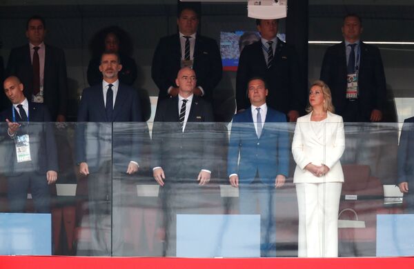 Španski kralj Filip VI, predsednik FIFA Đani Infntino i Dmitraj Medvedev na meču Španije i Rusije - Sputnik Srbija