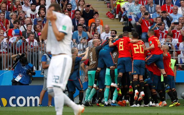 Ингашевич се држи за главу јер несрећно затресао своју мрежу, док играчи Шпаније славе вођство - Sputnik Србија