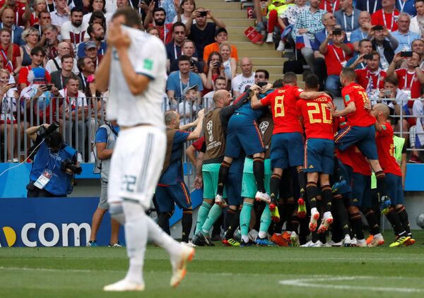 Ingaševič se drži za glavu jer nesrećno zatresao svoju mrežu, dok igrači Španije slave vođstvo - Sputnik Srbija