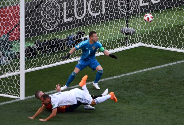 Trenutak kada Ingaševič nesrećno pogađa svoju mrežu, dok je Akinfejev mogao samo da loptu isprati pogledom  - Sputnik Srbija